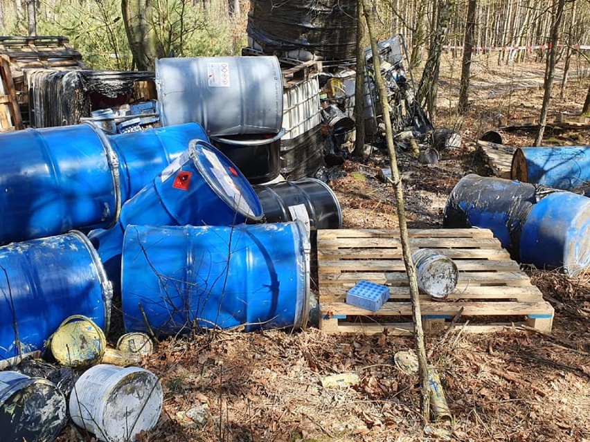 Gm. Biała. W lesie porzucono kilkadziesiąt zbiorników z odpadami chemicznymi. Policja poszukuje sprawcy[FOTO]
