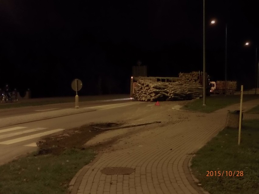 Kwidzyn: Na ul. Sportowej przewróciła się przyczepa z drewnem [ZDJĘCIA]