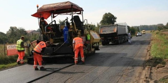 Do małopolskich powiatów i gmin w 2021 roku trafi dodatkowe 287 mln zł na realizację 274 remontów dróg