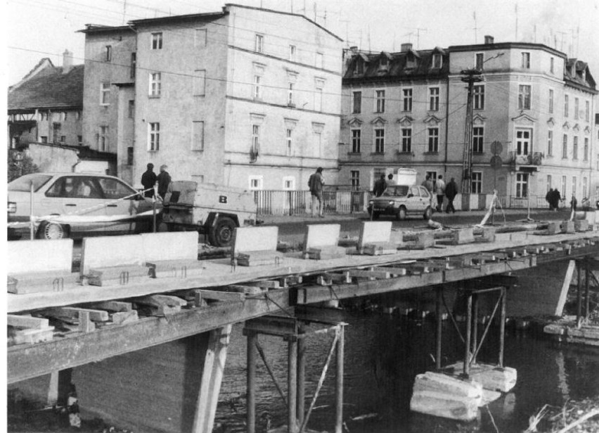 Budowa mostu w Głuchołazach nad Białą Głuchołaską.