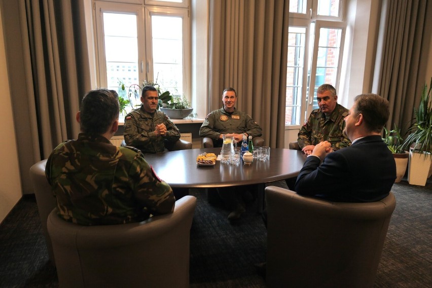 Wizyta holenderskich żołnierzy w Urzędzie Miasta