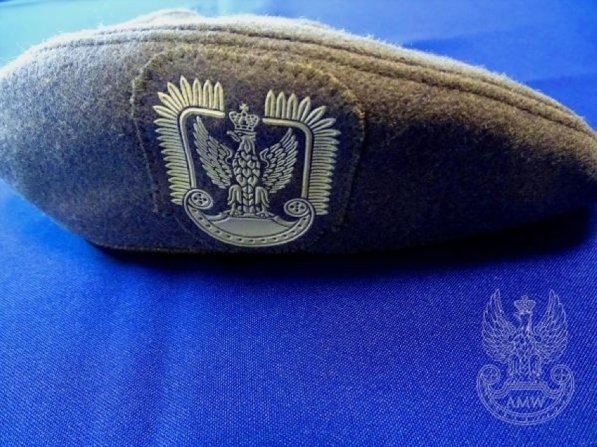 Beret koloru stalowego R-55

Cena: 10 zł