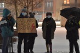 Protest kobiet w Starachowicach. Na Rynek mimo mrozu przyszło 10 osób (ZDJĘCIA)