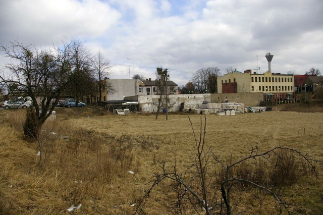 W tym miejscu być może powstanie nowe targowisko w Chrzypsku Wielkim. Radni podejmą decyzję na sesji 28 marca. (Przy okazji ostatni występ wieży ciśnień, na 2 dni przed rozbiórką).