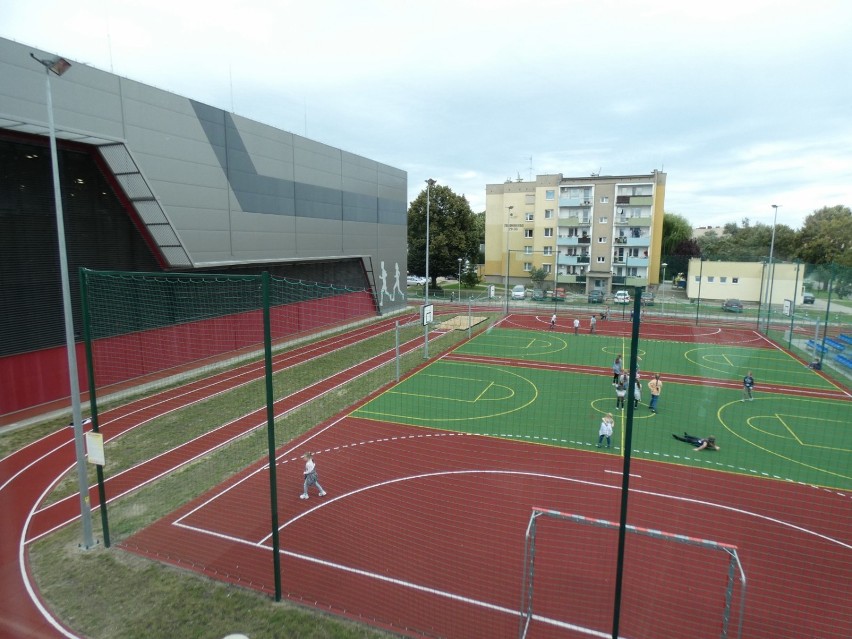 Hala i boisko w "Szóstce" tętnią życiem. Dzieci są uszczęśliwione [GALERIA]