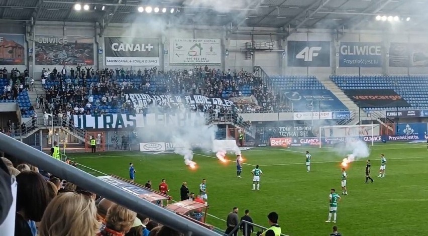 Skandal. Kibice Lechii Gdańsk przerwali mecz z Piastem Gliwice! "Gniew trybun" zakończy się walkowerem