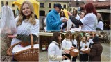 Finał akcji „Worki sztuki” na ulicach Tarnowa. Uczniowie szkoły Szczepanika rozdali mieszkańcom ekologiczne torby na urodziny miasta. WIDEO