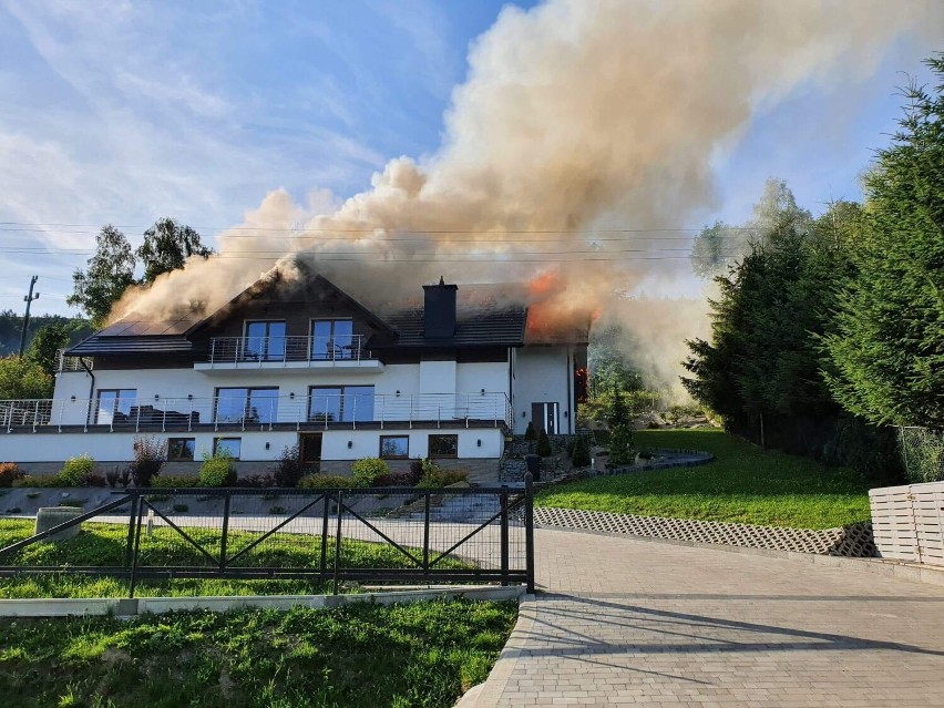 Pożar na górze Żar. Spłonął dach obiektu hotelowego wraz z instalacją fotowoltaiczną. AKTUALIZACJA