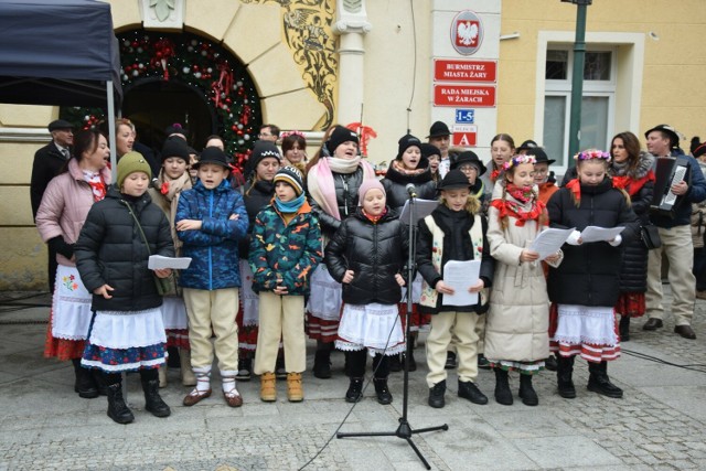 Jarmark Bożonarodzeniowy w Żarach trwa w najlepsze. W sobotę wigilia, alpaki i kolędowanie.