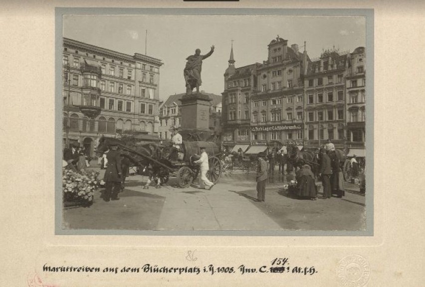 Niemiecka nazwa placu Solnego to Blücherplatz.  W 1827 roku...