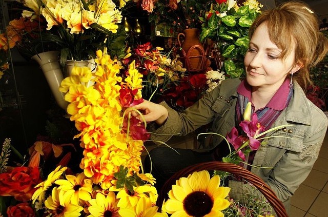 Joanna Olearczyk ze sklepu ogrodniczego przy ul. Wawrzyniaka poleca rośliny na balkon