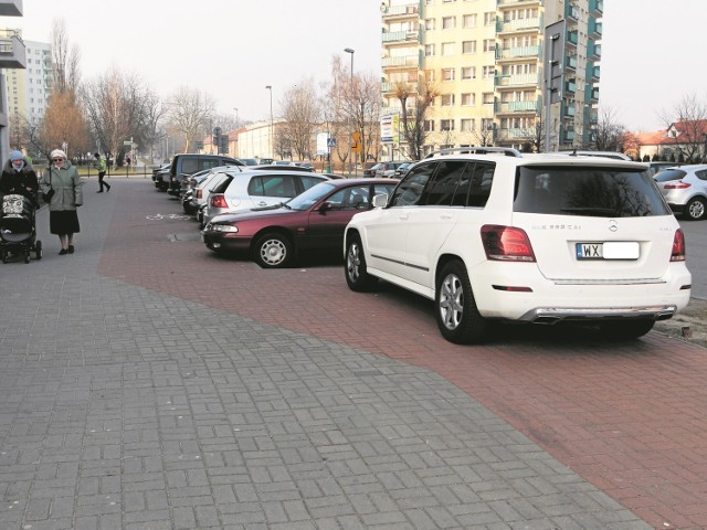 Kierowcy  wolą parkować na chodniku przy ulicy Bandurskiego zamiast szukać miejsca do parkowania na przykład na dużym parkingu Lidla