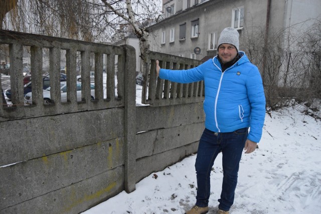 Niebezpieczny płot na ul. Dworcowej w każdej chwili grozi zawaleniem - informują mieszkańcy. Sprawą zajmie się Urząd Miejski Kościana i Powiatowy Inspektor Nadzoru Budowlanego