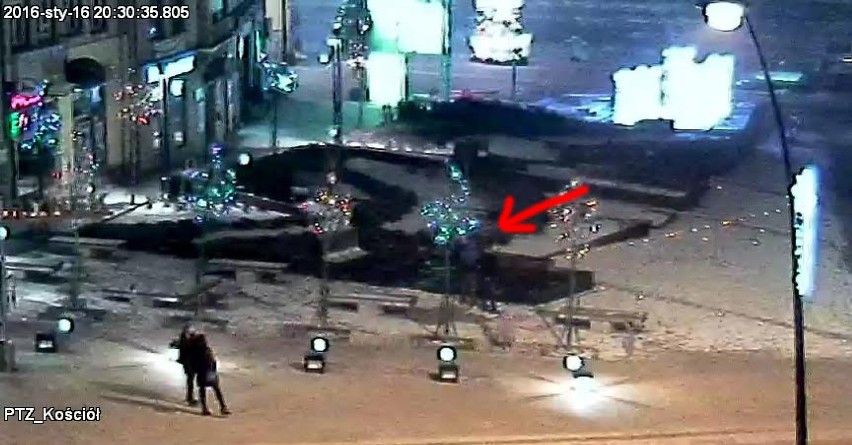 Rynek w Jaworznie: wandale zniszczyli zegar wodno-słoneczny. Policja publikuje zdjęcia z monitoringu