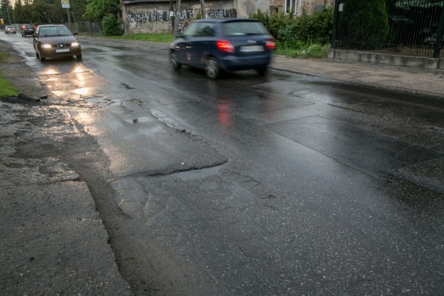 Na dziurawej ulicy Cechowej można zniszczyć zawieszenie. Droga nie był remontowana od wielu lat