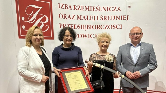 Na zdjęciu: uhonorowana szablą - Wanda Brzęczek, starosta Pszczyny - Barbara Bandoła oraz burmistrz Pszczyny - Dariusz Skrobol oraz