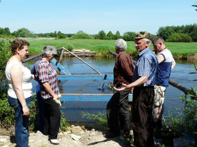 Latem ubiegłego roku most w Chałupach został zabrany przez falę powodziową. Zostały tylko fragmenty budowli
