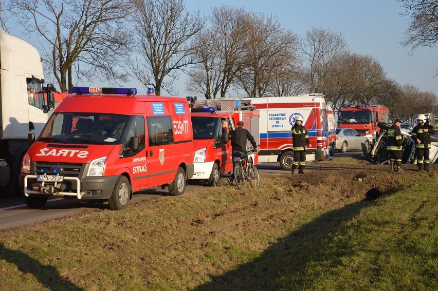 Wypadek pod Kłobuczynem. Bus pełen dzieci wpadł do rowu [ZDJĘCIA]