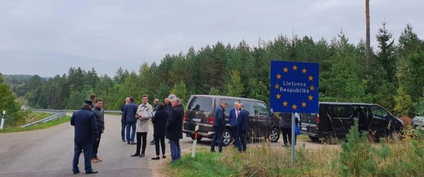 Na Suwalszczyźnie samorządowcy i przedstawiciele ministerstw sprawdzali jakość dróg wiodących na Litwę 