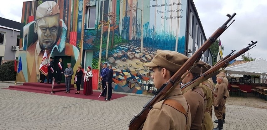 Robi wrażenie! Na ścianie Staropolskiej Szkoły Wyższej w Kielcach odsłonięto wyjątkowy mural pamięci Jana Piwnika Ponurego [ZDJĘCIA, WIDEO]