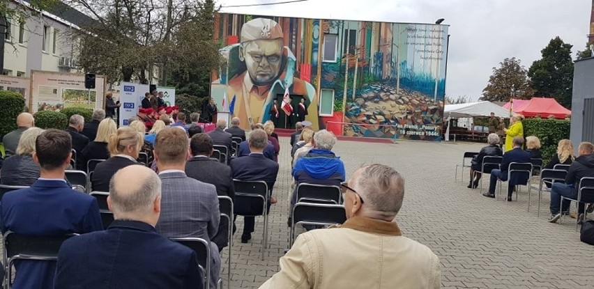 Robi wrażenie! Na ścianie Staropolskiej Szkoły Wyższej w Kielcach odsłonięto wyjątkowy mural pamięci Jana Piwnika Ponurego [ZDJĘCIA, WIDEO]