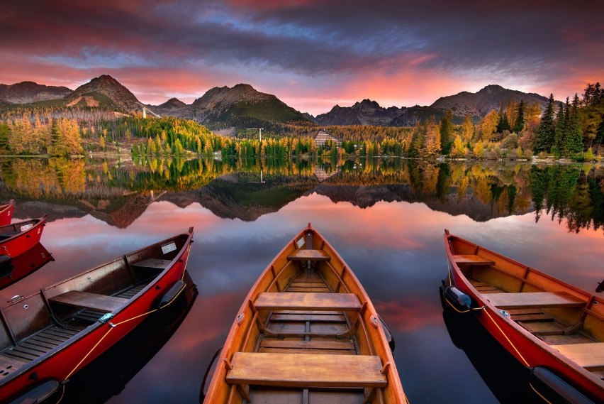 Drewniane łódki, jezioro i Tarty. Klimat jak w Dolomitach