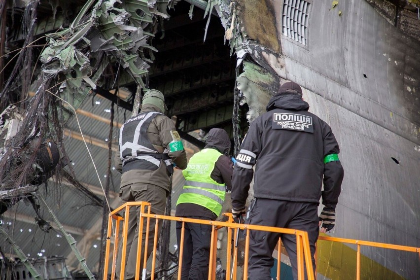 Oględziny na lotnisku Kijów-Hostomel zniszczonego przez...