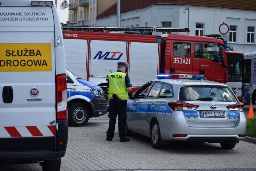 Wypadek autobusu w Częstochowie - ZDJĘCIA. Zderzył się z osobówką, dwie osoby ranne. Na miejscu były duże utrudnienia