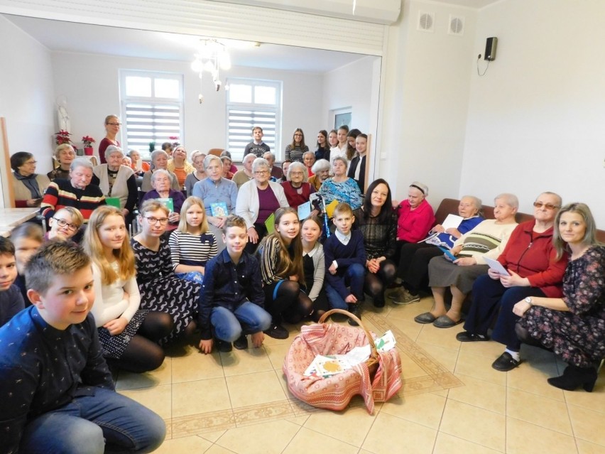 Wolsztyn: uczniowie Szkoły Podstawowej nr 3 z wizytą w Domu Pomocy Społecznej