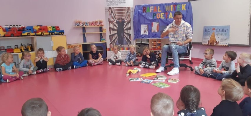 Poeta, Rafał Witek, odwiedził Przedszkole nr 5 na Rawce i Przedszkole nr 3 w Skierniewicach