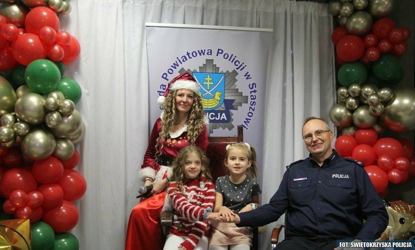 Święty Mikołaj odwiedził dzieci w komendzie policji w Staszowie