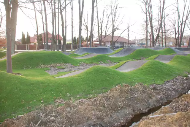 Podworski park jest wielkim placem budowy. Wybudowany został m.in. pumptrack z torami do jazdy na rowerach górskich po specjalnie wyprofilowanym terenie