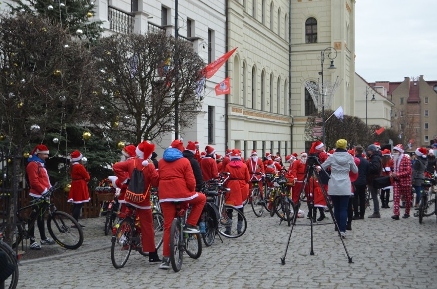 Głogów: Mikołaje na rowerach rozwieźli paczki chorym dzieciom. ZDJĘCIA/FILMY