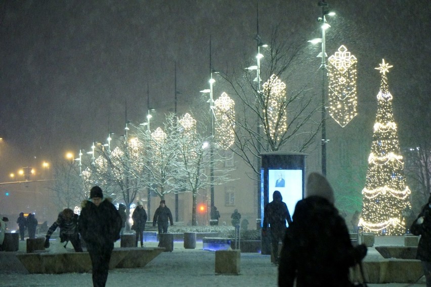 Magia świąt po lubelsku. Uliczne iluminacje rozświetliły deptak, pl. Litewski i Stare Miasto. Zobacz zdjęcia