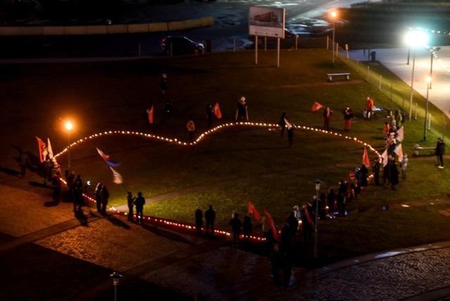 14.01.2022 gdansk
plac solidarnosci - serce ulozone ze zniczy w 3. rocznice tragicznej smierci prezydenta gdanska pawla adamowicza
fot. przemek swiderski / polska press / dziennik baltycki