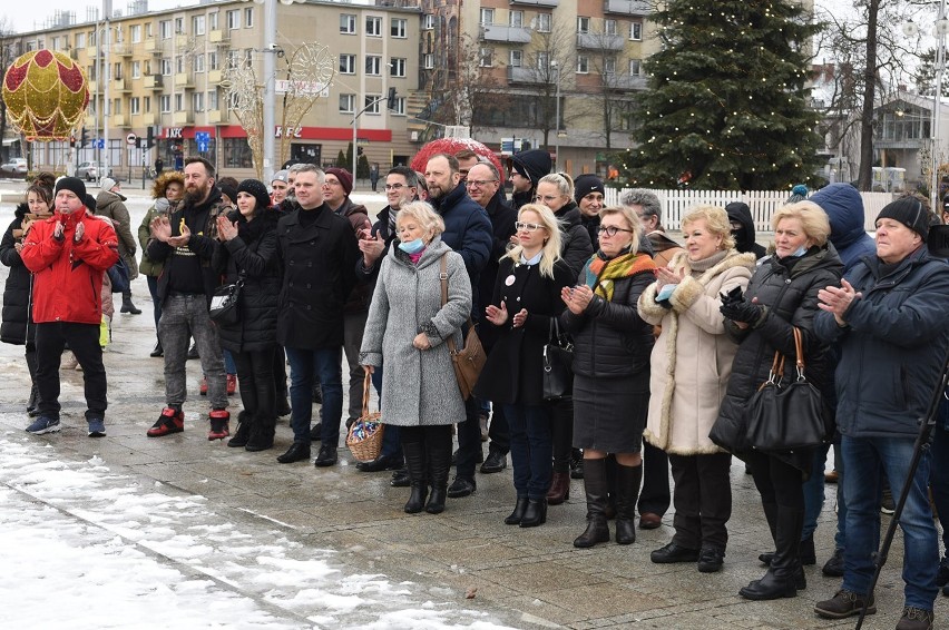 Zobacz kolejne zdjęcia. Przesuwaj zdjęcia w prawo - naciśnij...