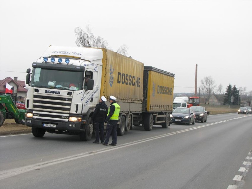 Protest rolników w Ociążu. Utrudnienia na drodze krajowej nr 25 Kalisz-Ostrów [FOTO]