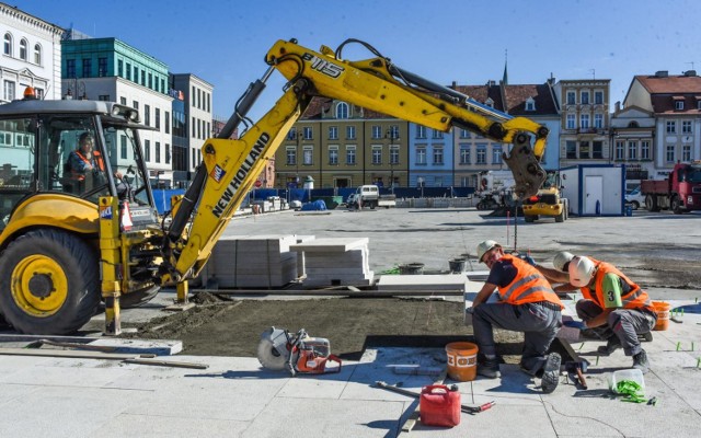 Projekt rewitalizacji Starego Rynku w Bydgoszczy jest realizowany w dwóch etapach: etap 1 to rewitalizacja strefy płyty Starego Miasta i budowa nowych odcinków jezdni, etap 2 to rewitalizacja części chodnikowej przylegającej bezpośrednio do kamienic. 


Nasz Flesz - kiedy należy zmienić opony?

