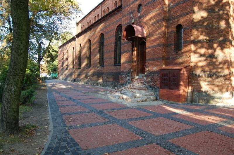 Kościoły w Kwidzynie: Trwa remont chodnika przy św. Trójcy [FOTO]