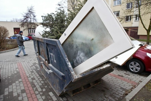 W ostatni weekend śmietnik stał przy ul. Canaletta 2A