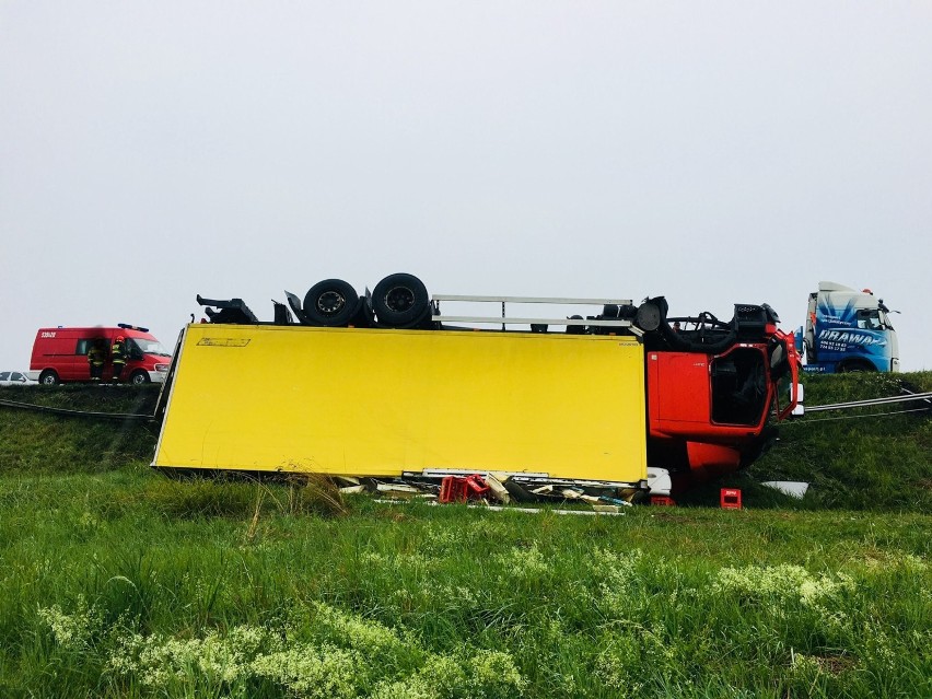 Ciężarówka wypadła na DK 1 pod Koziegłowami [ZDJĘCIA] Na miejscu działała jednostka OSP Koziegłowy