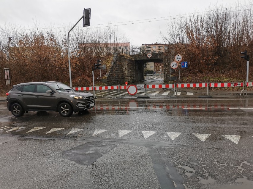 Chrzanów. Zamknięto wiadukty kolejowe na ulicach Kadłubek i 29 Listopada. To przedsmak utrudnień w centrum miasta [ZDJĘCIA, WIDEO]