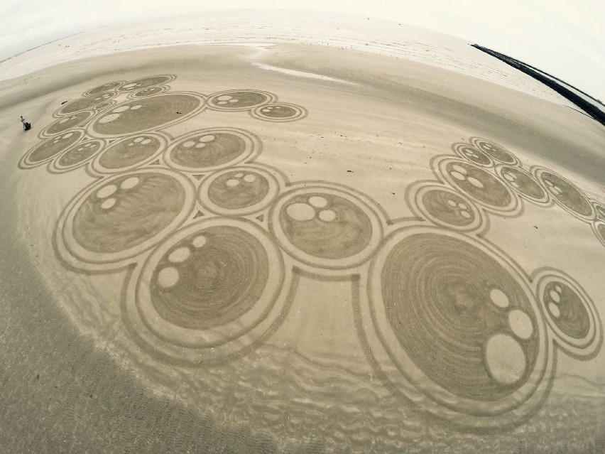 Myślałeś, że umiesz rysować na piasku? Ta galeria cię...