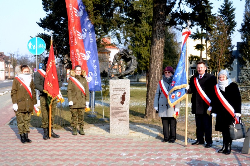 Kresowiacy zebrali się pod pomnikiem, by upamiętnić rocznicę...