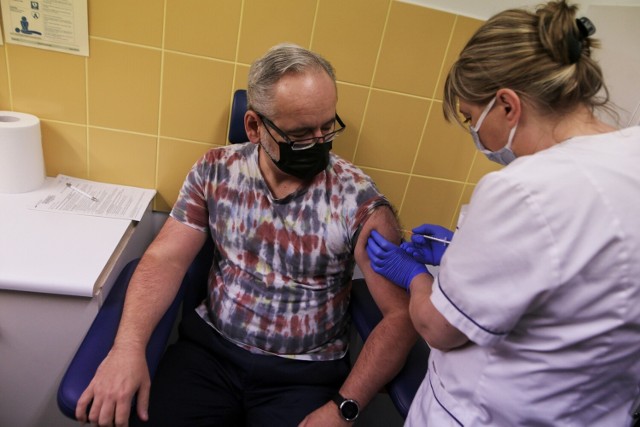 Minister zdrowia Adam Niedzielski we wtorek przyjął czwartą dawkę szczepionki przeciw koronawirusowi w Poznaniu.