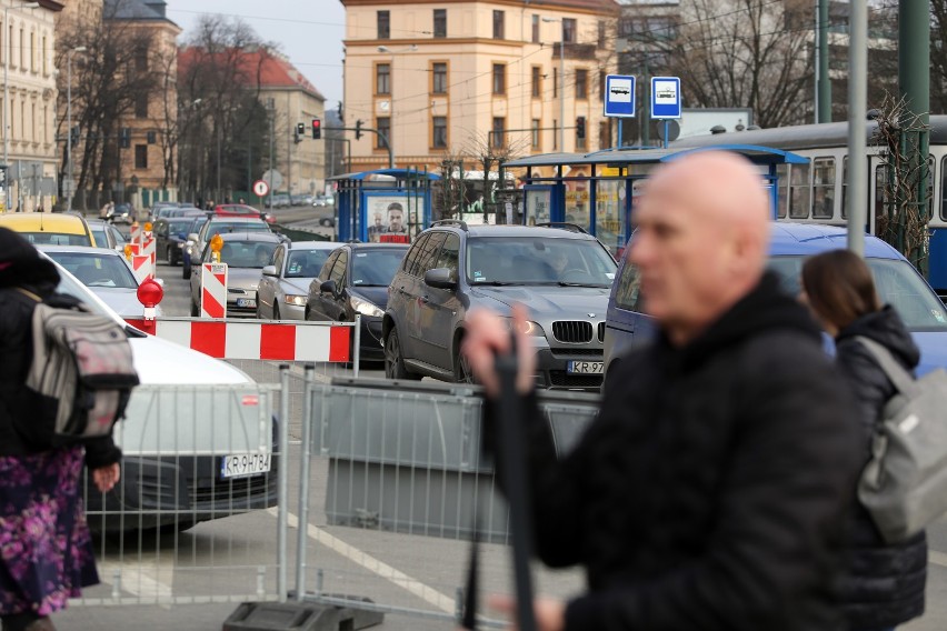 Kraków. Kolejarze zamykają przejazd ulicą Miodową pod wiaduktem [ZDJĘCIA]