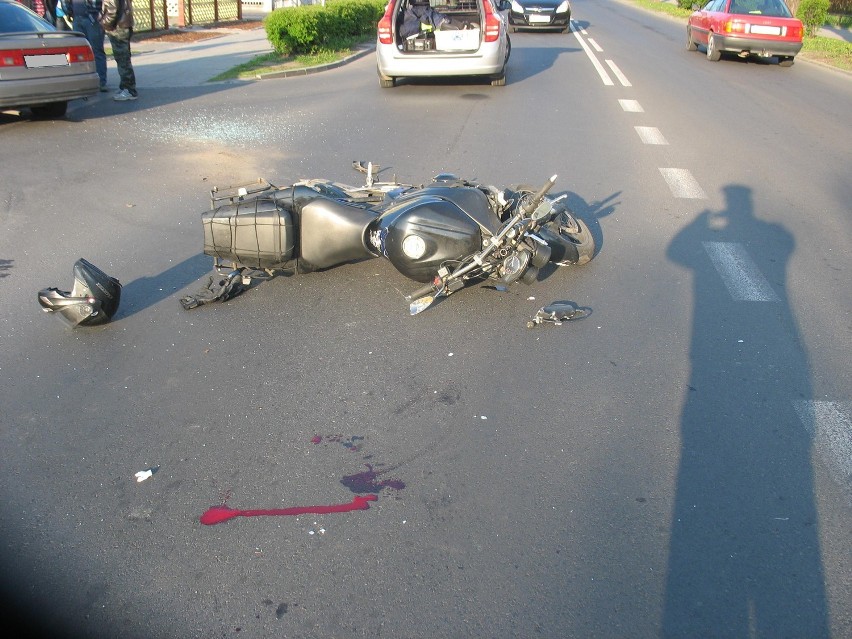 Gniezno: Wypadek na Roosevelta. Zderzenie motocykla z samochodem