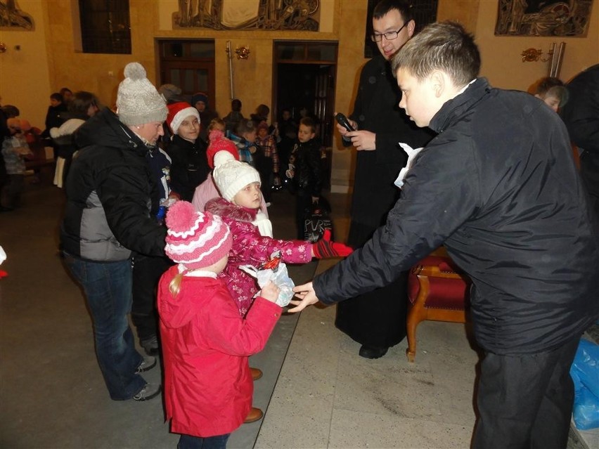 Kartuzy. Pierwszy MIkołaj zawitał do dzieci w kościele św. Wojciecha - zaraz po roratach