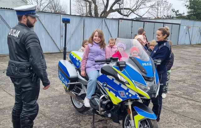 Policja we Włocławku rekrutuje w swoje szeregi. Zobaczcie zdjęcia z rożnych akcji, w których uczestniczą mundurowi z Włocławka.