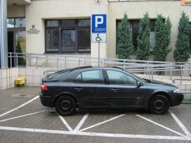 Bydgoska Straż Miejska publikuje na swojej stronie zdjęcia mistrzów parkowania, których ukarała mandatem, blokadą na koła, a nawet odholowaniem samochodu.

Jeśli i Wy macie zdjęcia mistrzów parkowania, przyślijcie je do nas na adres: online@pomorska.pl